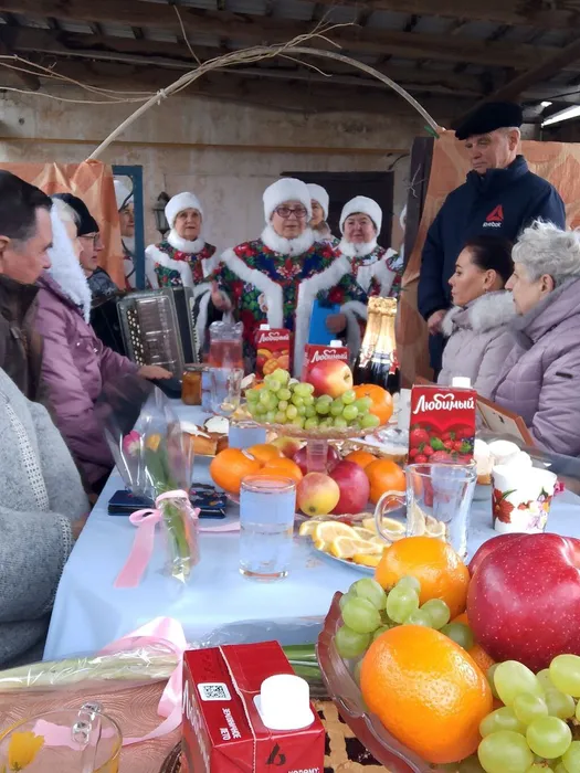 photo_5282890708903729099_y